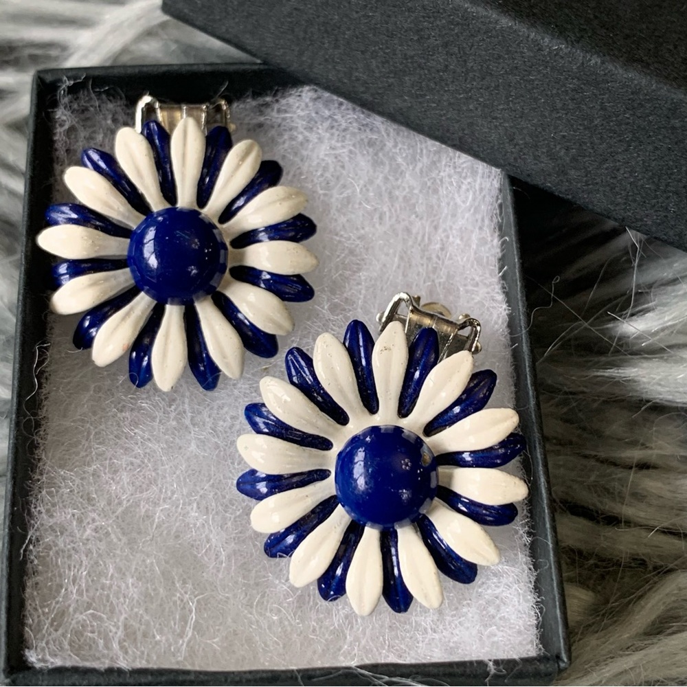 Vintage Retro Daisy Flower Clip on Earrings